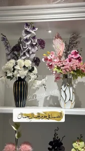 Decoration vases dark blue and golden, white and golden with flowers