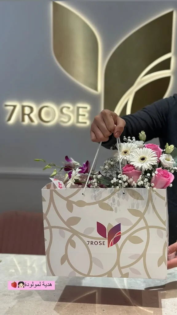 roses and flowers in a handbag to offer as a gift. label 7rose on the bag. copie.webp