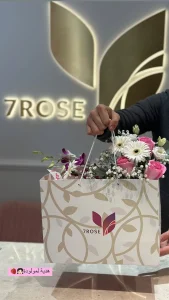 Roses and flowers in a handbag to offer as a gift. Label 7ROSE on the bag. - Copie