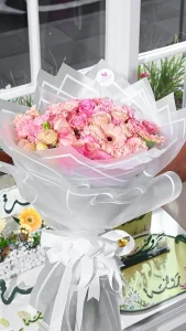roses bouquet with crystal packaging composed of variety of queen elisabeth, gerbera
